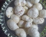 A picture of step 1 of Gur Makhana.