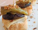 Foto del paso 5 de la receta: Pincho de morcilla y pimiento frito con queso de romero fundido