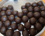 A picture of step 8 of Oreo chocolate balls.
