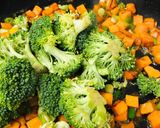 Foto del paso 2 de la receta: Salteado de camarones y vegetales