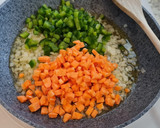Foto del paso 3 de la receta: Arroz frito con curry y gambas