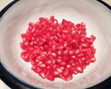 Foto del paso 1 de la receta: Postre o snack: Granada con yogurt, nuez y arándanos