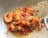 รูปขั้นตอนการทำที่ 2 ของ กุ้งผัดพริกเกลือ