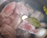 Foto del paso 2 de la receta: Costilla de puerco en salsa morita ideal para tamales