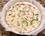 Foto del paso 6 de la receta: Pastel salado de hojaldre con calabacín, requesón y salami