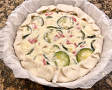 Foto del paso 6 de la receta: Pastel salado de hojaldre con calabacín, requesón y salami