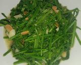 รูปขั้นตอนการทำที่ 3 ของ ยอดผักกูดผัดเต้าเจี้ยว (Stir-fried Fiddlehead Fern with Salted Soybeans)