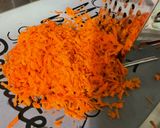 Une image de l'étape 6 de Salade de carottes, tomates et oignon rouge à la burrata et persil.
