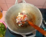 Foto langkah ke 5 dari resep Mi Goreng Jawa.