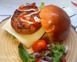 Hình bước làm 3 của món Hamburger chả tôm chiên giòn
