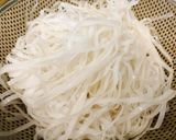 Hình bước làm 1 của món Bánh đa Quỳnh Côi xào