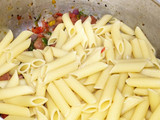 Penne con pimientos rojos, verdes y amarillos
