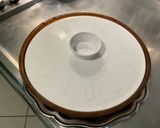 Une image de l'étape 11 de Flan aux pommes, pralines roses et lait fermenté.
