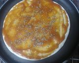 Foto del paso 2 de la receta: Pizza de rúcula, jamón serrano, aceitunas negras y tomates cherry macerados