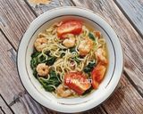 Foto langkah ke 4 dari resep Mie Kuah Bayam Udang.
