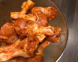 صورة لخطوة 2 من وصفة افخاذ الدجاج بتتبيلة العسل (بالقلاية الهوائية) 🍯🍗