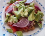 Foto del paso 5 de la receta: Ensalada de garbanzos con aguacate y atún