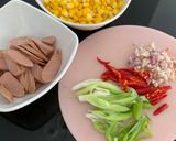 Foto langkah ke 2 dari resep Tumis Jagung Sosis.