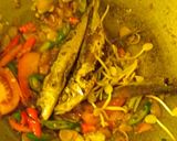 Foto langkah ke 3 dari resep Oseng pindang tongkol cabe ijo.