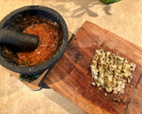 Foto del paso 4 de la receta: Salsa Asada de Chile Serrano (Molcajeteada)