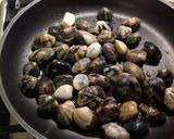Foto del passaggio 7 della ricetta Spaghetti con le vongole e cavolo nero