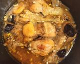 Foto del paso 7 de la receta: Muslos de pollo a la cazuela con ciruelas, orejones y piñones 🍗