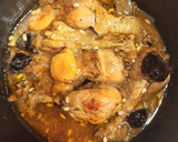 Foto del paso 7 de la receta: Muslos de pollo a la cazuela con ciruelas, orejones y piñones 🍗