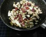 Foto del paso 3 de la receta: Tortilla de champiñones y jamón con patatas fritas