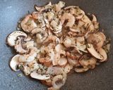 Foto langkah ke 3 dari resep Spaghetti Mushroom Cream Sauce with Prawn.