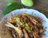 Foto langkah ke 3 dari resep 7. Ikan asin asam mangga.