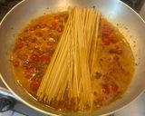 Foto del passaggio 2 della ricetta Spaghetti in padella 83 datterino e acciughe salate