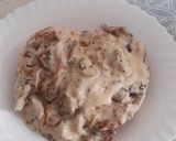 Foto del paso 3 de la receta: Muslos de pollo en salsa con champiñones y cebolla