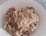 Foto del paso 3 de la receta: Muslos de pollo en salsa con champiñones y cebolla