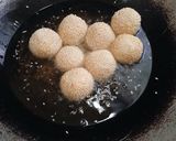 Foto langkah ke 5 dari resep Chapssal Korean Donuts dengan Topping Wijen.