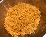 Hình bước làm 4 của món Mì xào cay ớt sate
