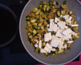 Foto del paso 2 de la receta: Calabacín salteado con queso feta