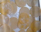 Foto del passaggio 7 della ricetta Ravioli con ripieno di gamberi, amaretti e patata, su crema di asparagi e fonduta di ricotta salata