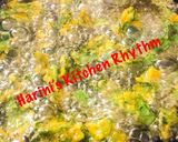 A picture of step 4 of Palak pakodi/ crispy palak fritters.