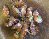 รูปขั้นตอนการทำที่ 4 ของ ปลาหมึกยัดไส้ทอดกระเทียม