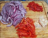 Foto del paso 1 de la receta: Bifes de hígado a la criolla con salsa de crema de vino tinto y puré de papas