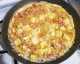 Foto del paso 6 de la receta: Tortilla de papa reciclada y salchichas