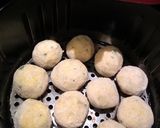 Foto do passo 3 de Bolinho de mandioca com frango e queijo 😋
