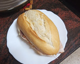 Foto del paso 3 de la receta: Bocadillo de pata asada y tomate aliñado