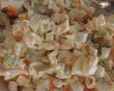 Foto del paso 3 de la receta: Timbal de salmón con ensaladilla de surimi y mostaza al vino