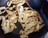Foto del paso 3 de la receta: Tiras de pollo en crema de poblano