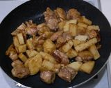 A picture of step 3 of Rich Ginger Chicken Thighs with Japanese Yam.
