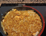 Foto del paso 3 de la receta: Noodles de arroz con langostinos y cebolla