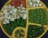 A picture of step 1 of Mushroom Shimla Matar.