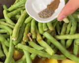 A picture of step 4 of Braised Pork with Green Beans (豆角土豆炖猪肉).