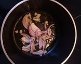 Foto del paso 1 de la receta Salchichas guisadas al vino con patatas fritas
